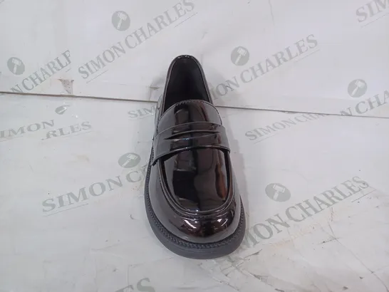 PAIR OF DESIGNER SLIP ON SHOES IN GLASSY BLACK SIZE UNSPECIFIED