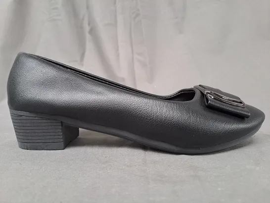 BOXED PAIR OF FENGHONSESON SLIP-ON SHOES IN BLACK EU SIZE 36