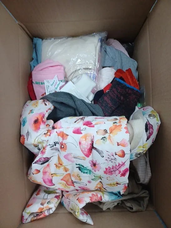 LOT OF ASSORTED KIDS CLOTHING ITEMS TO INCLUDE PYJAMAS, T-SHIRTS AND TROUSERS 