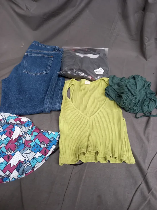 BOX OF APPROXIMATELY 25 ASSORTED CLOTHING ITEMS TO INCLUDE - HAT , JEANS , TOP ETC