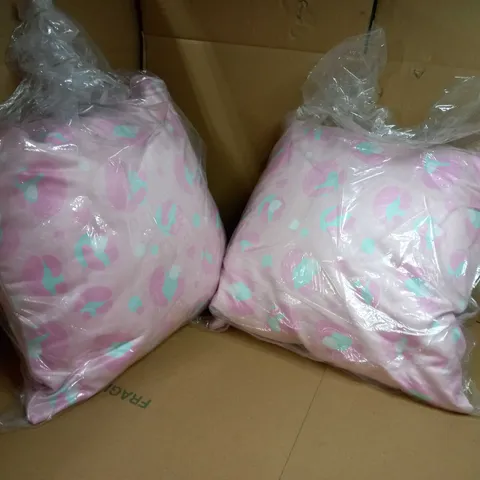 LOT OF APPROX 2 PINK/GREEN DETAILED CUSHIONS