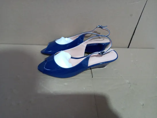 PAIR OF NAVY BLUE LADIES FLAT HEELED STRAPPED SHOES EU 39.5