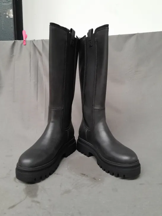 BOXED PAIR OF ROCKET DOG KNEE-HIGH BOOTS IN BLACK UK SIZE 6