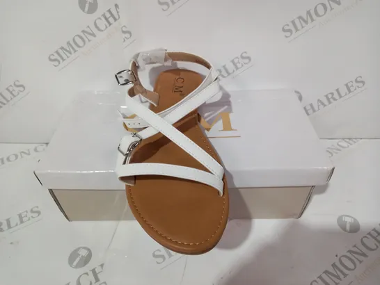 BOXED PAIR OF CM PARIS OPEN TOE STRAPPY FLAT SANDALS IN WHITE EU SIZE 40