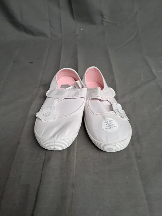 BOXED LOT OF APPROX. 25 PAIR OF GIRLS WHITE PUMPS. VARIOUS SIZES