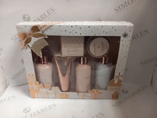 BOXED BAYLIS AND HARDING GOFT SET