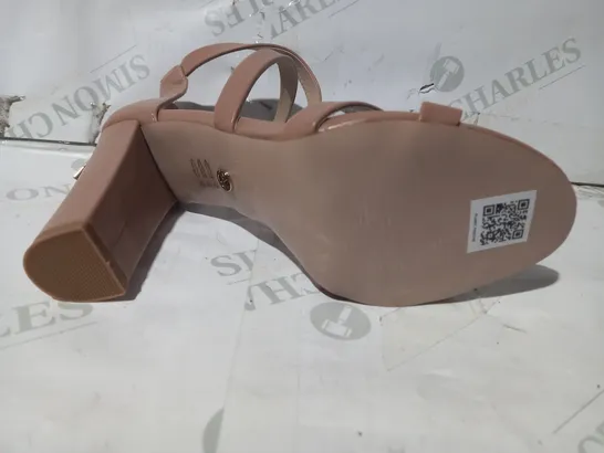 BOXED PAIR OF KURT GEIGER HEELS IN NUDE EU SIZE 39