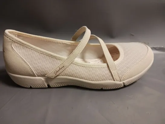 SKECHERS AIR COOLED MEMORY FOAM SLIP ON PUMPS CREAM SIZE 5.5