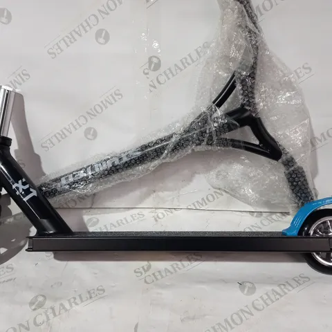 STUNTED URBAN STUNT SCOOTER - BLACK/WHITE