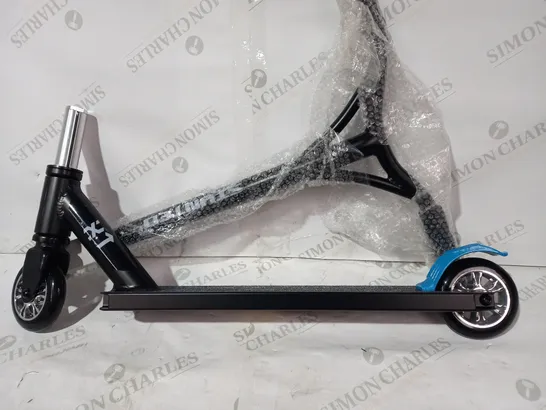 STUNTED URBAN STUNT SCOOTER - BLACK/WHITE