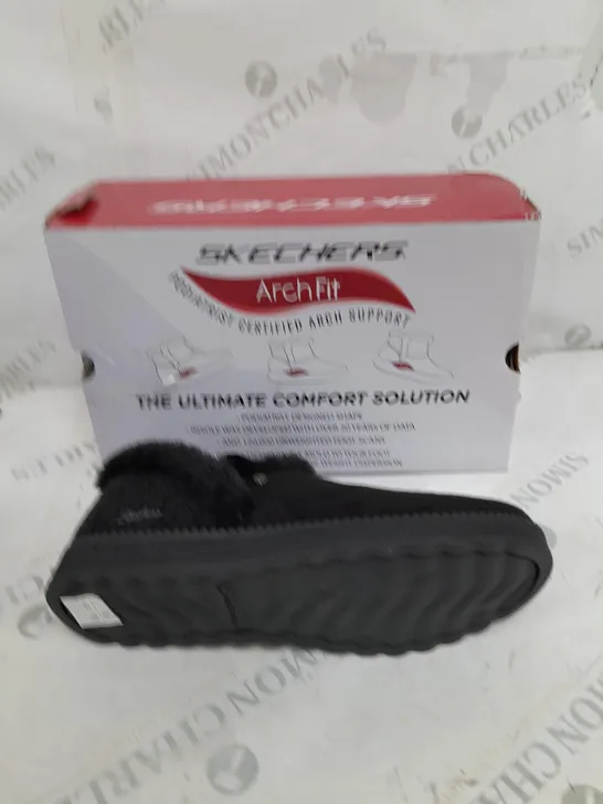 BOXED PAIR OF SKETCHERS DREAM BOOTIE BLACK SIZE 6 