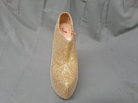 BOX OF APPROXIMATELY 10 PAIRS OF ASPIRER HIGH HEEL PLATFORM CLOGS IN GOLD W. GLITTER EFFECT IN VARIOUS SIZES