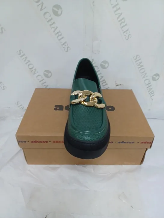 BOXED ADESSO LADIES FLAT SHOES WITH GOLD CHAIN DETAIL GREEN SIZE EU 39