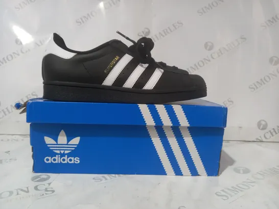 BOXED PAIR OF ADIDAS SUPERSTAR SHOES IN BLACK/WHITE UK SIZE 5.5