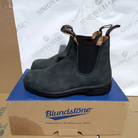 BOXED PAIR OF BLUDSTONE ELASTIC SIDED BOOTS SIZE 6