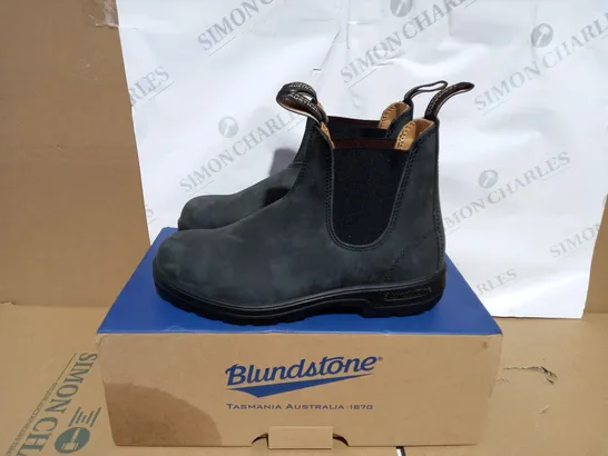 BOXED PAIR OF BLUDSTONE ELASTIC SIDED BOOTS SIZE 6