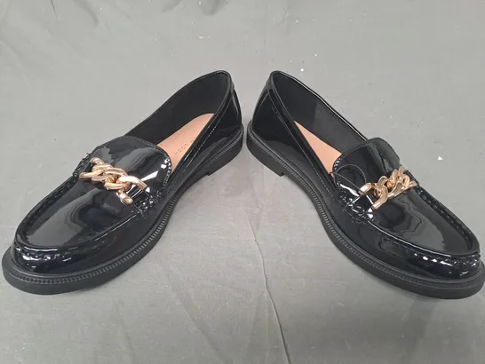 BOXED PAIR OF NEW LOOK 90S BUCKLE LOAFERS IN BLACK W. GOLD EFFECT DETAIL UK SIZE 6