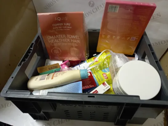 BOX OF APPROX. 20 ASSORTED HEALTH AND BEAUTY ITEMS TO INCLUDE: AQUIS, COLLAGEN THEORY & AVON