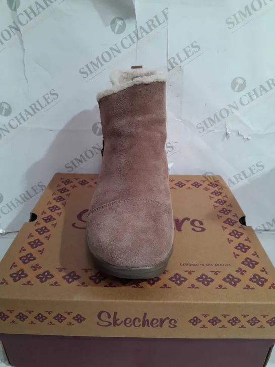 BOXED PAIR OF SKECHERS ANKLE BOOTS IN MUSHROOM UK SIZE 8