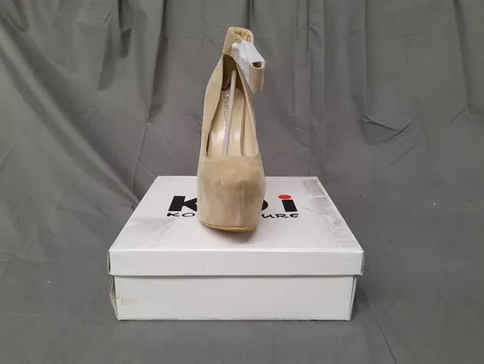 BOXED PAIR OF KOI COUTURE PLATFORM POINTED TOE HIGH HEEL FAUX SUEDE SHOES IN BEIGE SIZE 4