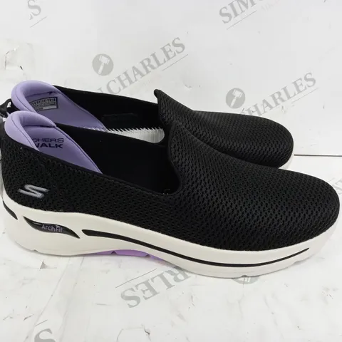 SKETCHERS GO WALK ARCH FIT IN BLACK - SIZE 8