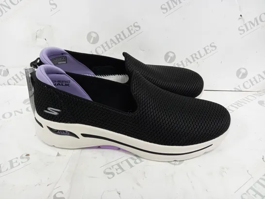 SKETCHERS GO WALK ARCH FIT IN BLACK - SIZE 8