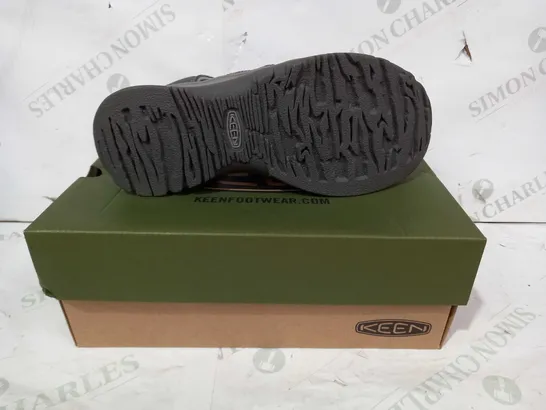 BOXED PAIR OF KEEN WHISPER CLOSED TOE SANDALS IN GREY/GREEN UK SIZE 5