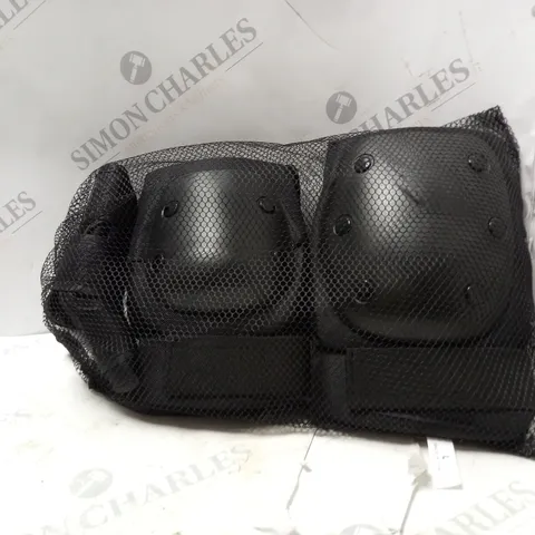 SET OF UNBRANDED PROTECTIVE PADS - SIZE LARGE 