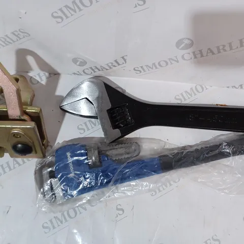 APPROXIMATELY 5 ASSORTED ITEMS TO INCLUDE 18" HEAVY DUTY STILLSON, ADJUSTABLE SPANNER, ETC