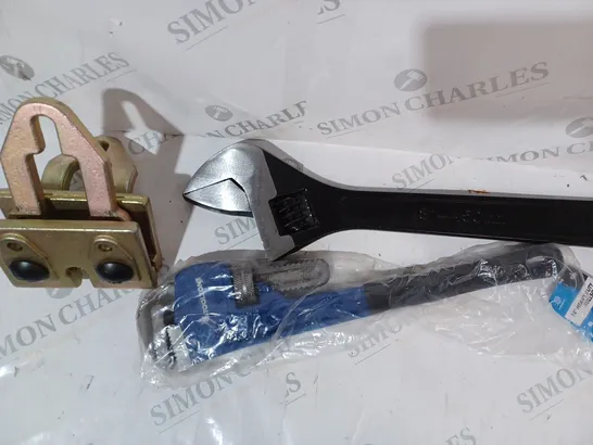 APPROXIMATELY 5 ASSORTED ITEMS TO INCLUDE 18" HEAVY DUTY STILLSON, ADJUSTABLE SPANNER, ETC