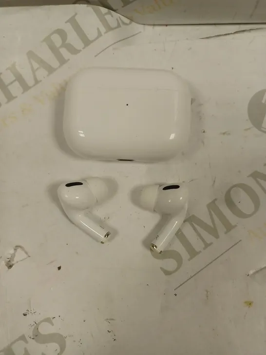 APPLE WIRELESS AIRPODS WITH CHARGING CASE 