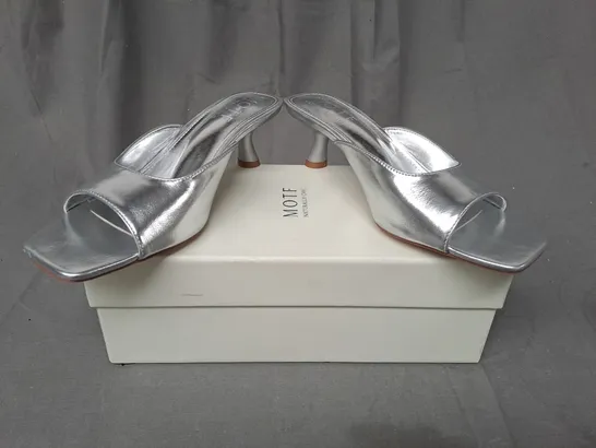 BOXED PAIR OF MOTF OPEN-TOE LOW HEEL SANDALS IN METALLIC SILVER EU SIZE 39