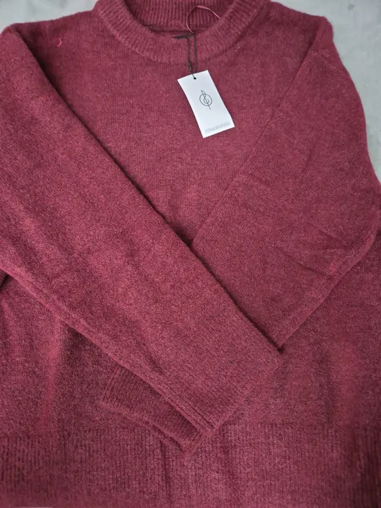 STRADIVARIUS LONG SLEEVE TOP IN BURGUNDY SIZE SMALL