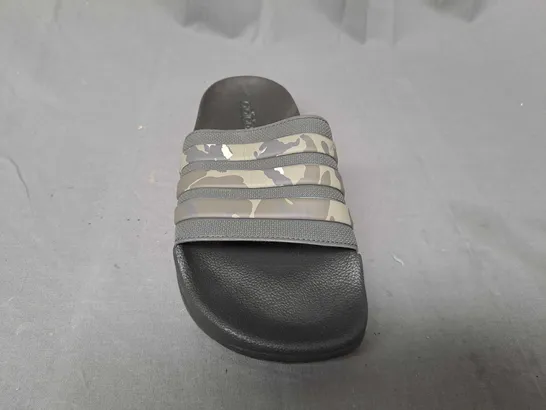 PAIR OF ADIDAS SLIDERS IN BLACK/CAMO UK SIZE 9