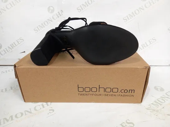 BOXED PAIR OF BOOHOO WRAP UP STRAPPY BLOCK HEELS IN BLACK SIZE 8