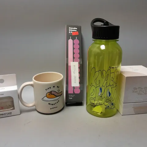 BOX OF APPROXIMATELY 15 ASSORTED ITEMS TO INCLUDE - SET OF 2 CANDLE STICKS - BREAKFAST MUG - EARBUDS CASE ECT