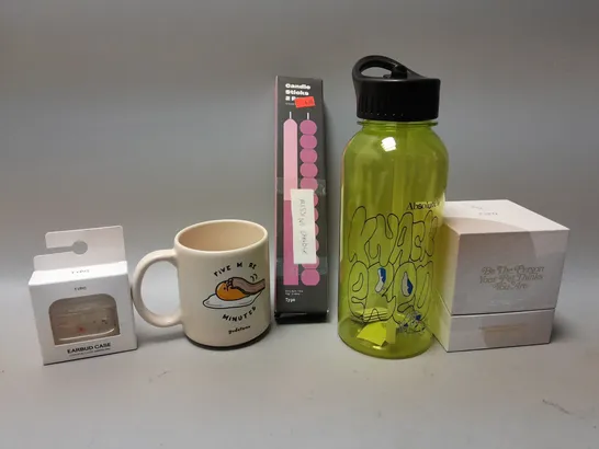 BOX OF APPROXIMATELY 15 ASSORTED ITEMS TO INCLUDE - SET OF 2 CANDLE STICKS - BREAKFAST MUG - EARBUDS CASE ECT