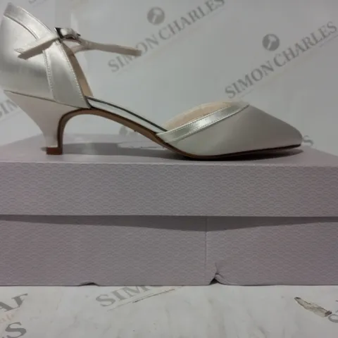 BOXED PAIR OF RAINBOW BRIANNA CLOSED TOE LOW HEEL SHOES IN IVORY SATIN UK SIZE 6