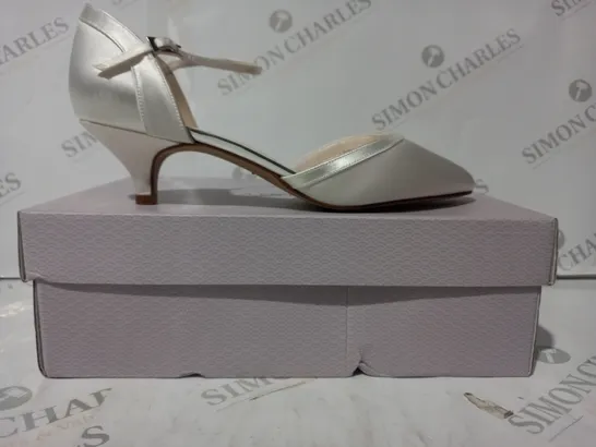 BOXED PAIR OF RAINBOW BRIANNA CLOSED TOE LOW HEEL SHOES IN IVORY SATIN UK SIZE 6