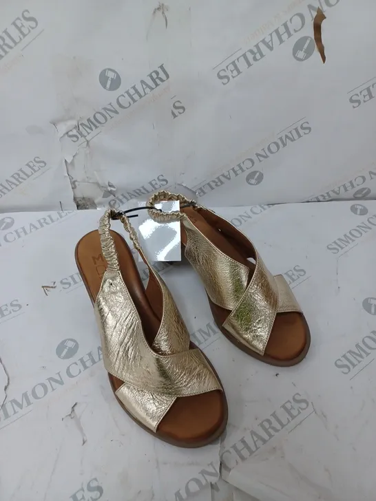 UNBOXED MODA IN PELLE LASSANDRA SANDAL IN GOLD SIZE 7