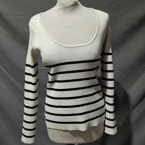 IN THE STYLE RIBBED KNITTED STRIPE SCOOP NECK LONG SLEEVE TOP IN CREAM/BLACK SIZE 14