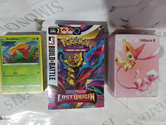 LOT OF ASSORTED POKÉMON ITEMS TO INCLUDE SWORD & SHIELD LOST ORIGIN DECK, SMALL ASSORTMENT OF TRADING CARDS, ETC