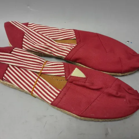 BOX OF APPROX. SLIP ON SHOES IN RED AND WHITE IN SIZT 5,6,8