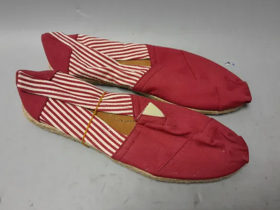 BOX OF APPROX. SLIP ON SHOES IN RED AND WHITE IN SIZT 5,6,8