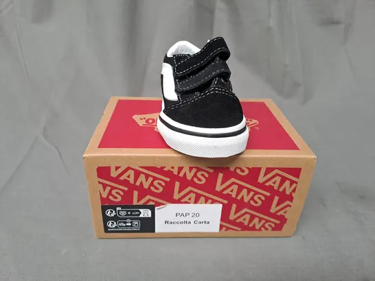 BOXED PAIR OF VANS OLD SKOOL TODDLER SHOES IN BLACK/WHITE UK SIZE 4