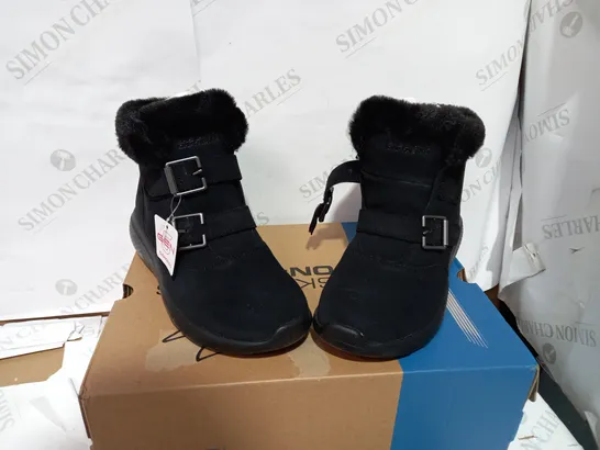 BOXED PAIR OF SKECHERS WINTER ANKLE BOOTS - SIZE 3.5