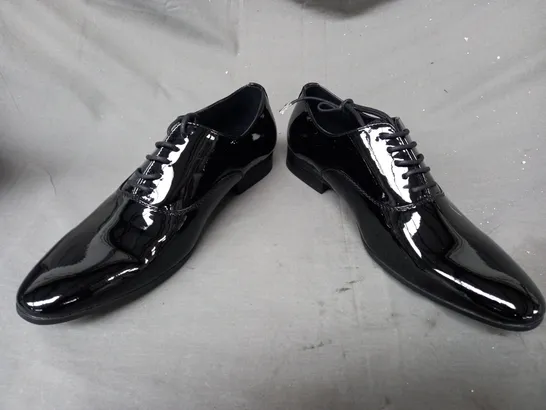 BOXED PAIR OF AM LACE UP SHOES IN WONDERFULLY FABULOUS GLOSSY BLACK UK SIZE 10