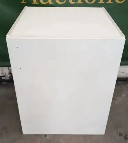 APPROXIMATELY 6 ASSORTED WHITE SINGLE BASE 1 DOOR UNITS