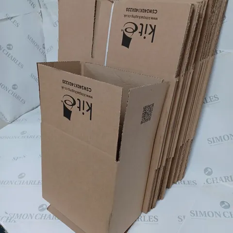 LOT OF 32 CARDBOARD BOXES - EACH MEASURING 25X24X15CM