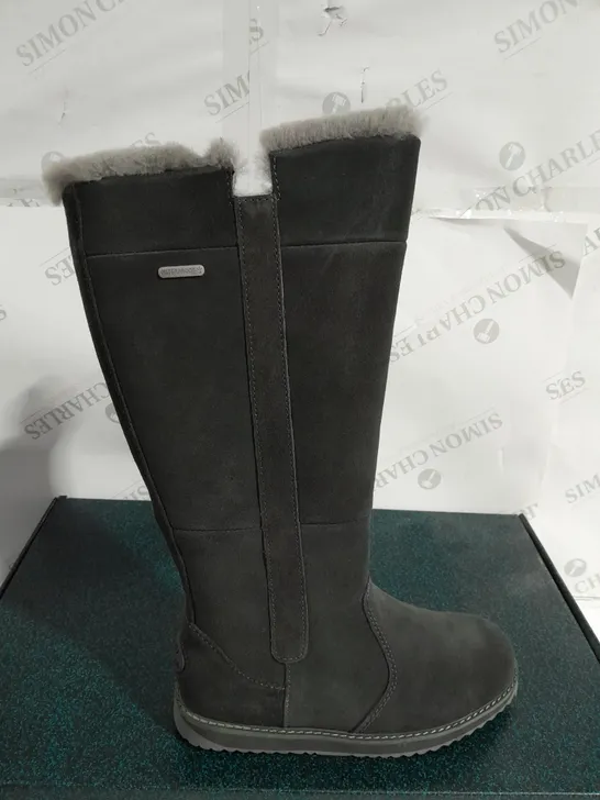 BOXED PAIR OF EMU AUSTRALIA MOONTA HIGH BOOTS DARK GREY SIZE 3